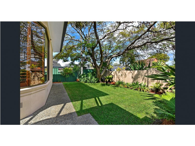 9 Bombala Street, Broadbeach Waters QLD 4218