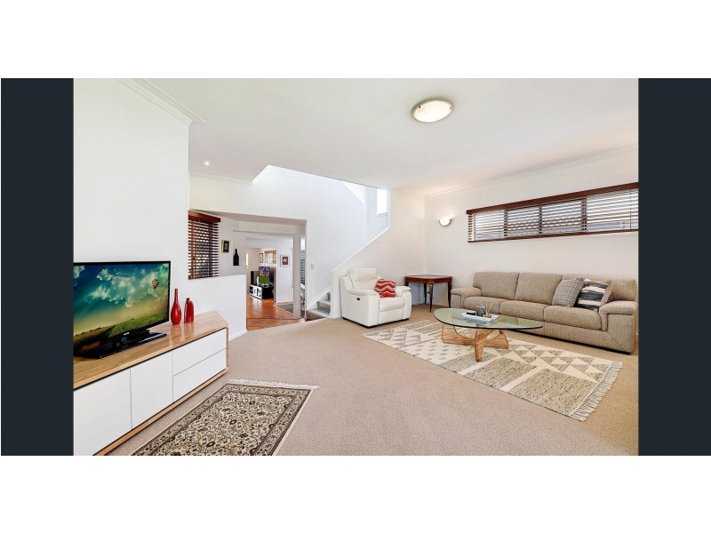 9 Bombala Street, Broadbeach Waters QLD 4218