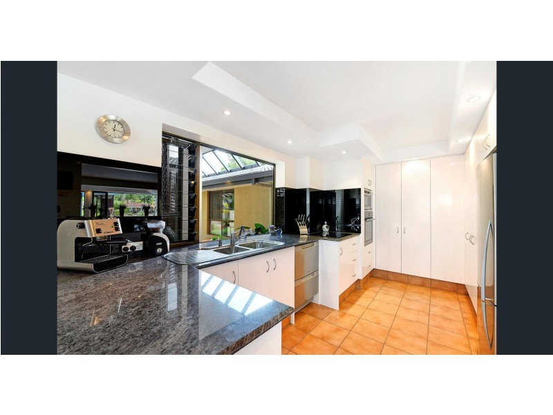 9 Bombala Street, Broadbeach Waters QLD 4218