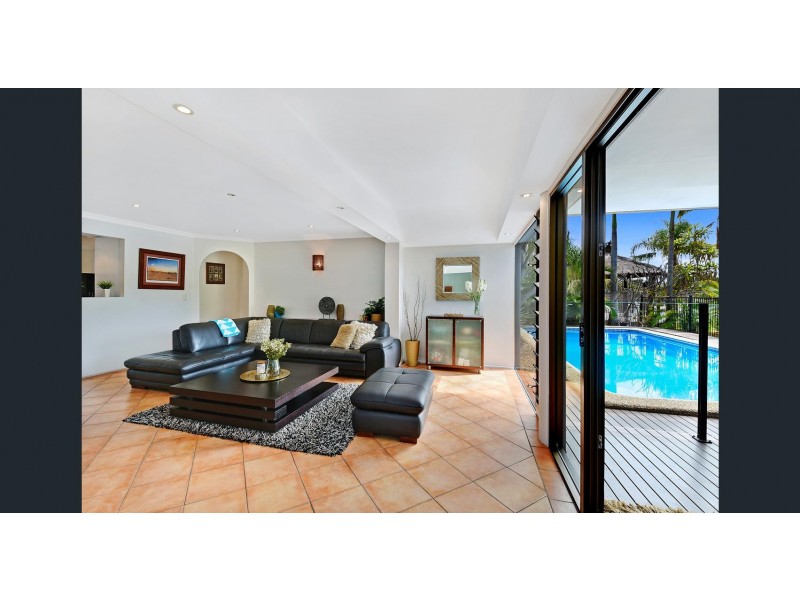 9 Bombala Street, Broadbeach Waters QLD 4218