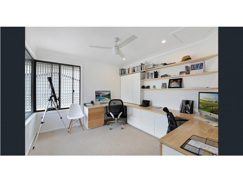 9 Bombala Street, Broadbeach Waters QLD 4218