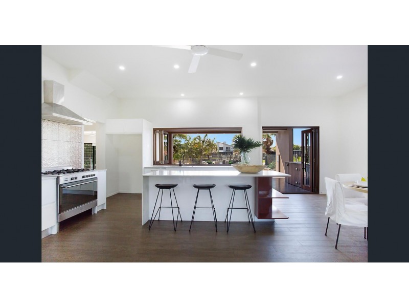 6 Sundowner Court, Mermaid Waters QLD 4218