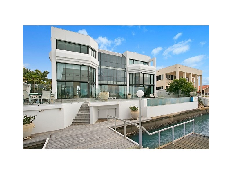 77 Commodore Dr, Paradise Waters QLD 4217