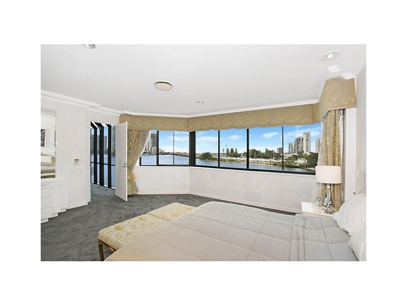 77 Commodore Dr, Paradise Waters QLD 4217