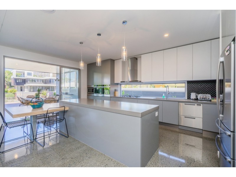 10 Lotus Key, Broadbeach Waters QLD 4218