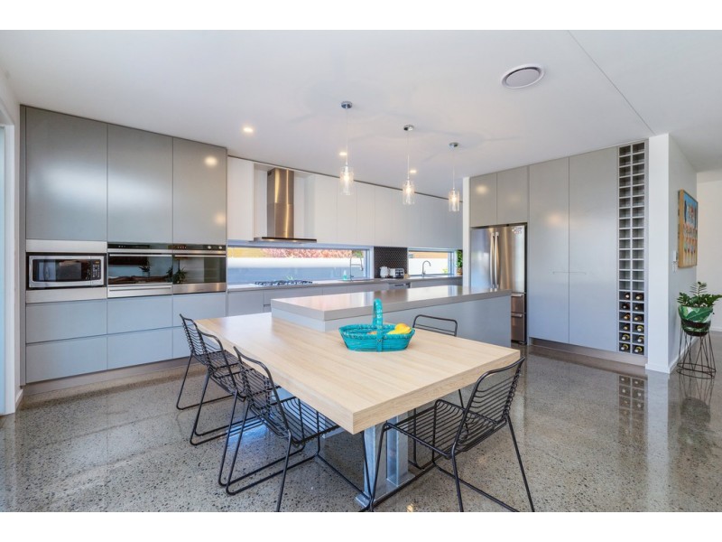 10 Lotus Key, Broadbeach Waters QLD 4218