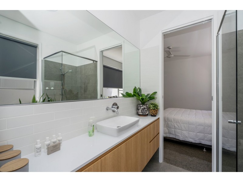 10 Lotus Key, Broadbeach Waters QLD 4218