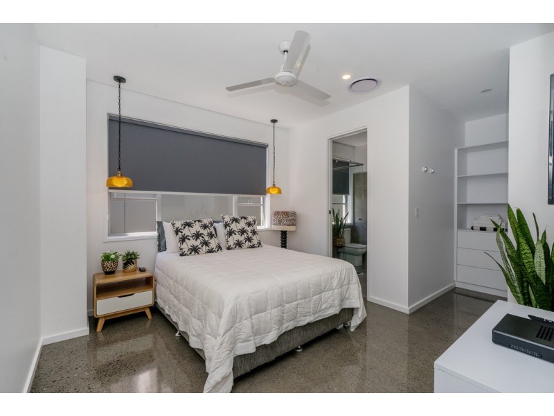 10 Lotus Key, Broadbeach Waters QLD 4218