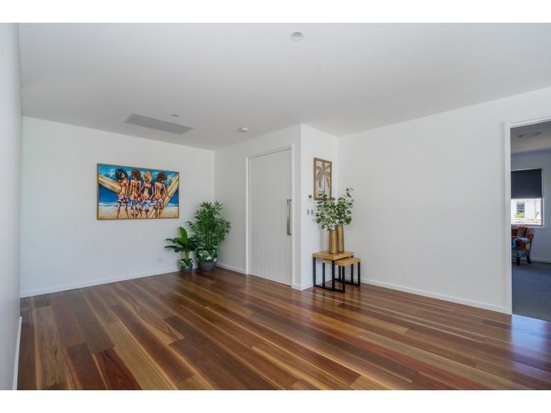 10 Lotus Key, Broadbeach Waters QLD 4218