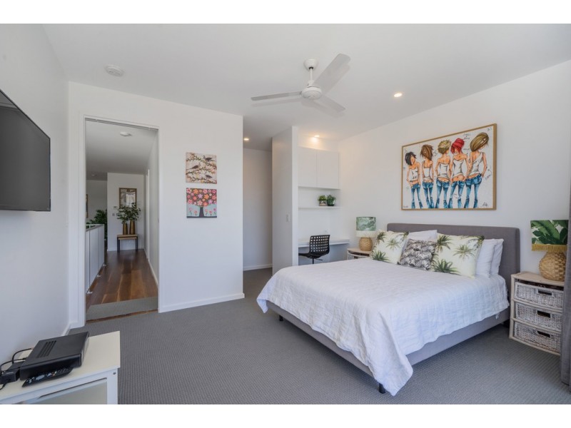 10 Lotus Key, Broadbeach Waters QLD 4218