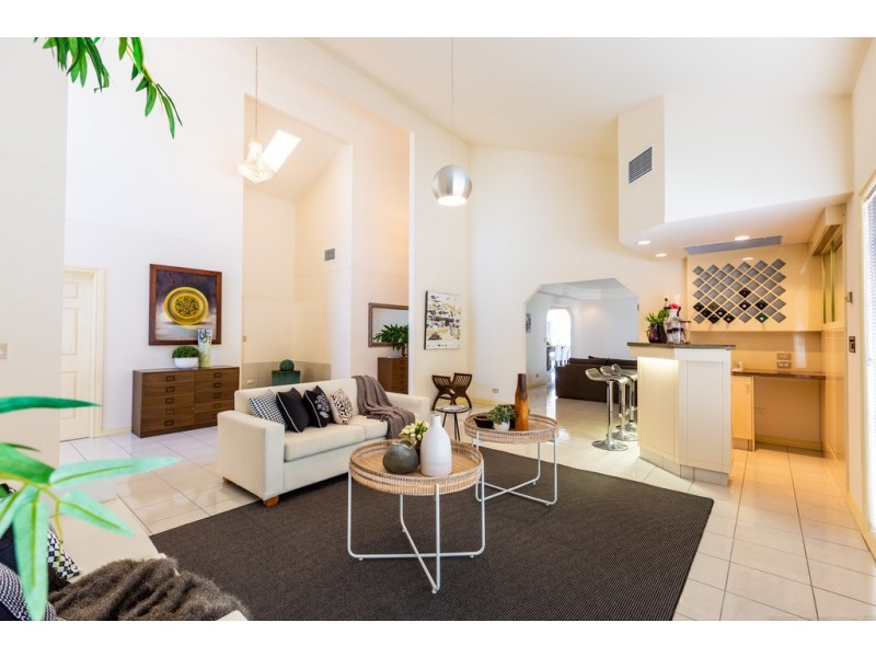 25 Cabana Boulevard, Benowa Waters QLD 4217