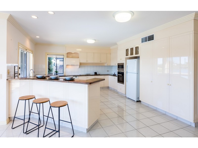 25 Cabana Boulevard, Benowa Waters QLD 4217