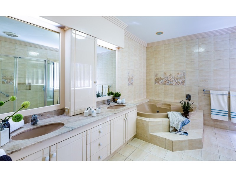 25 Cabana Boulevard, Benowa Waters QLD 4217