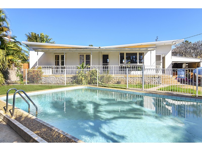 11 Naranga Avenue, Broadbeach Waters QLD 4218