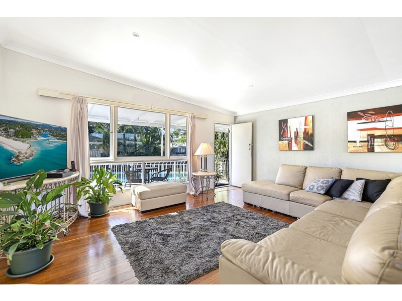 11 Naranga Avenue, Broadbeach Waters QLD 4218