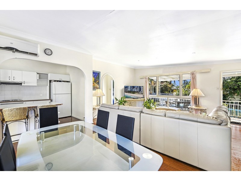 11 Naranga Avenue, Broadbeach Waters QLD 4218