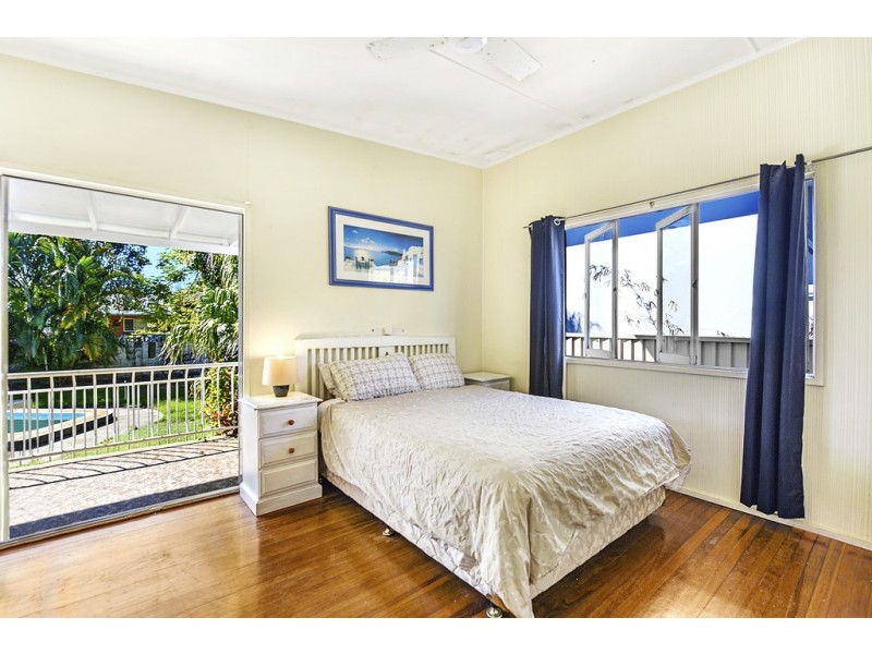 11 Naranga Avenue, Broadbeach Waters QLD 4218