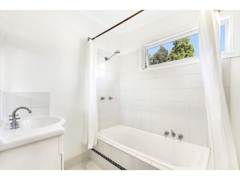 11 Naranga Avenue, Broadbeach Waters QLD 4218