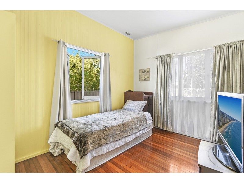 11 Naranga Avenue, Broadbeach Waters QLD 4218