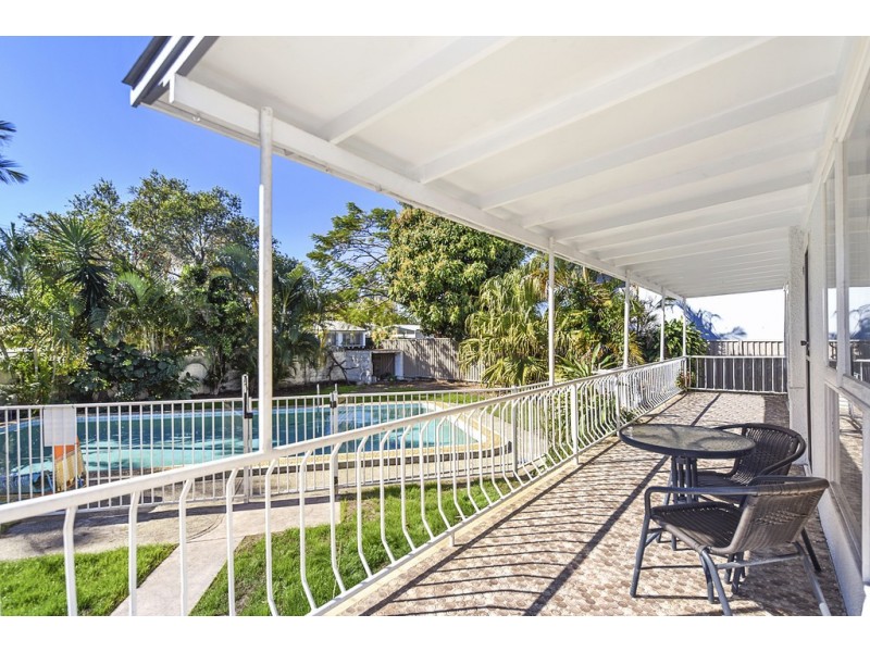 11 Naranga Avenue, Broadbeach Waters QLD 4218