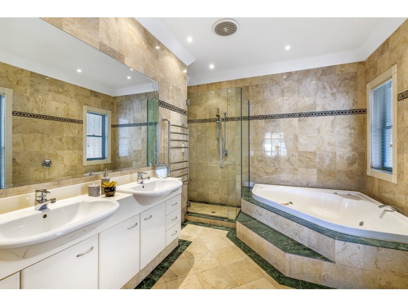 23 Sir Bruce Small Boulevard, Benowa Waters QLD 4217