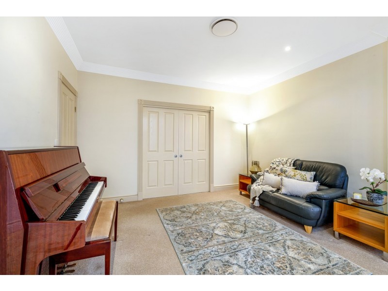 23 Sir Bruce Small Boulevard, Benowa Waters QLD 4217