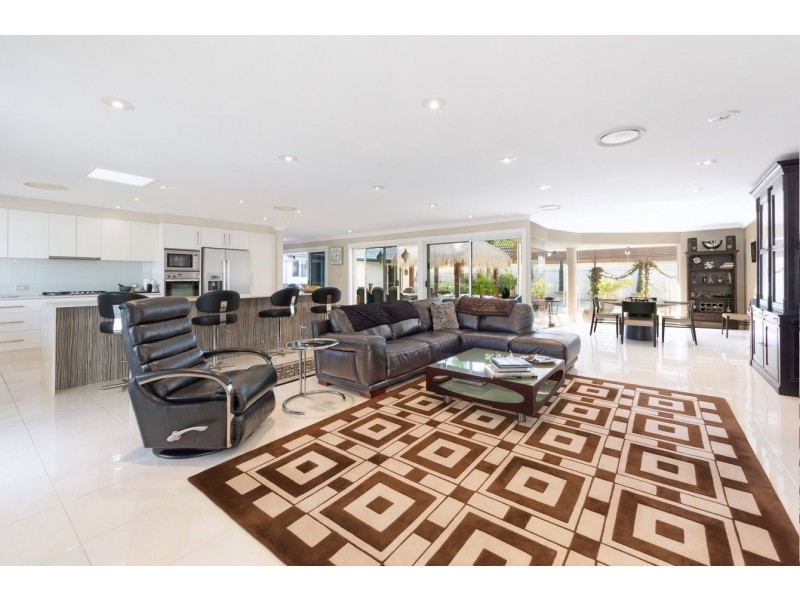 4 St Raphael Terrace, Sorrento QLD 4217