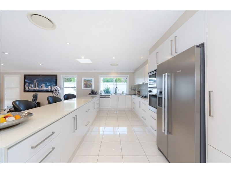 4 St Raphael Terrace, Sorrento QLD 4217