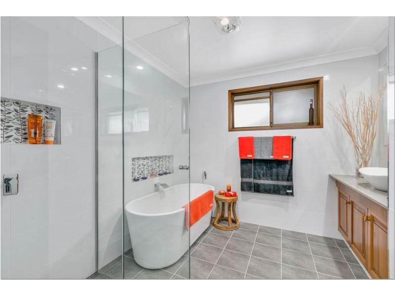 3 Selkirk Avenue, Benowa Waters QLD 4217