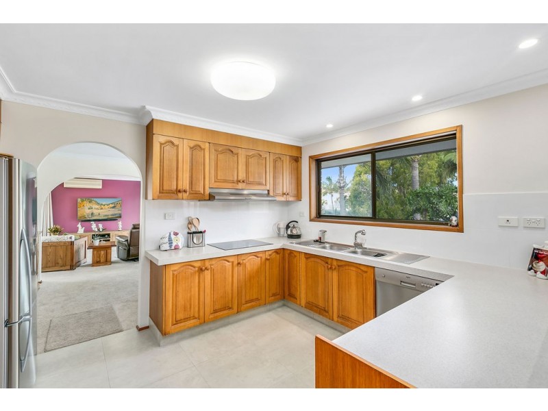 3 Selkirk Avenue, Benowa Waters QLD 4217