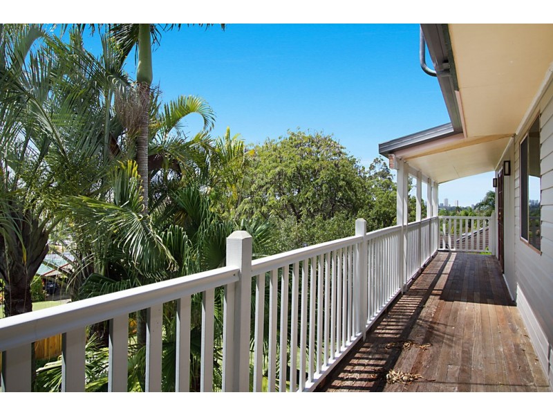 26 Canara Street, Benowa QLD 4217