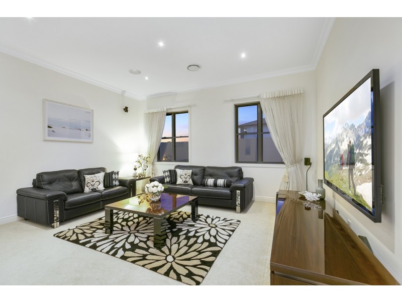 127 Sir Bruce Small Boulevard, Benowa Waters QLD 4217