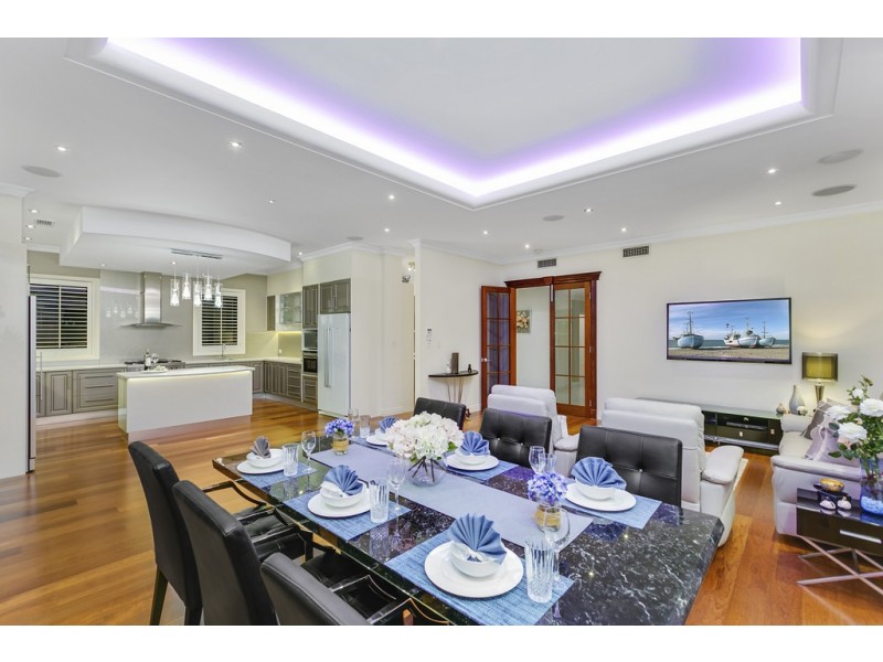 127 Sir Bruce Small Boulevard, Benowa Waters QLD 4217