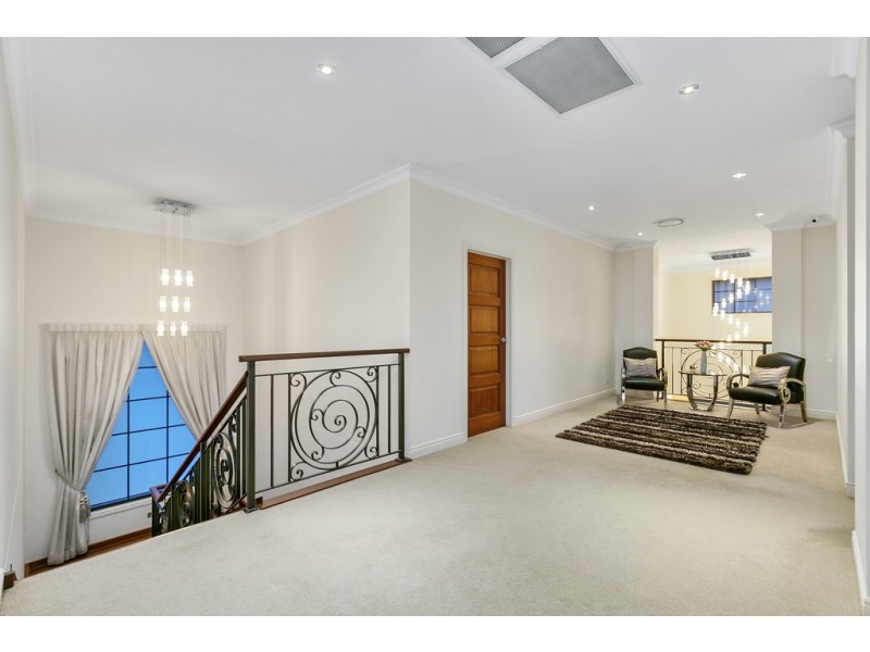 127 Sir Bruce Small Boulevard, Benowa Waters QLD 4217