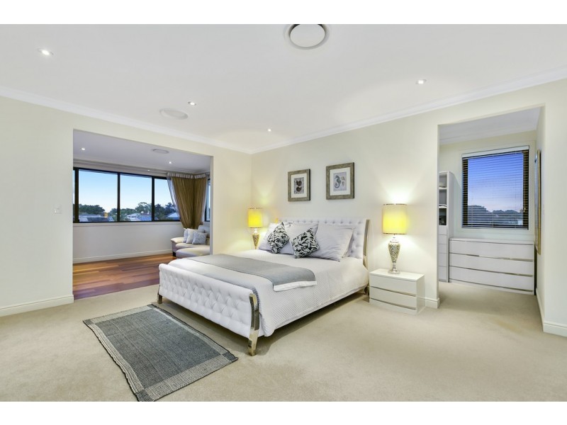 127 Sir Bruce Small Boulevard, Benowa Waters QLD 4217