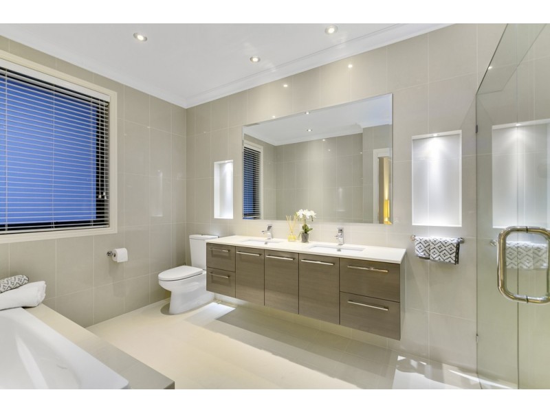 127 Sir Bruce Small Boulevard, Benowa Waters QLD 4217