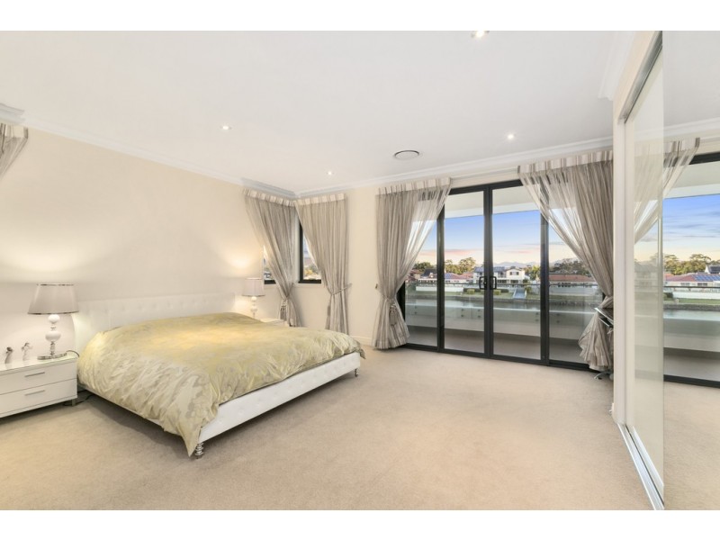127 Sir Bruce Small Boulevard, Benowa Waters QLD 4217