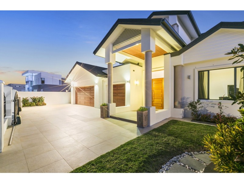 127 Sir Bruce Small Boulevard, Benowa Waters QLD 4217
