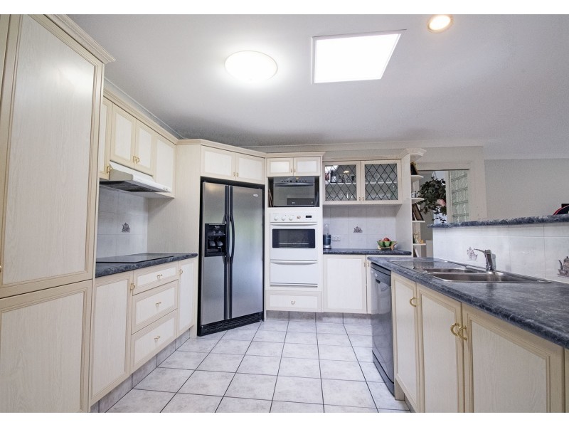 18 Oakhill Crescent, Parkwood QLD 4214