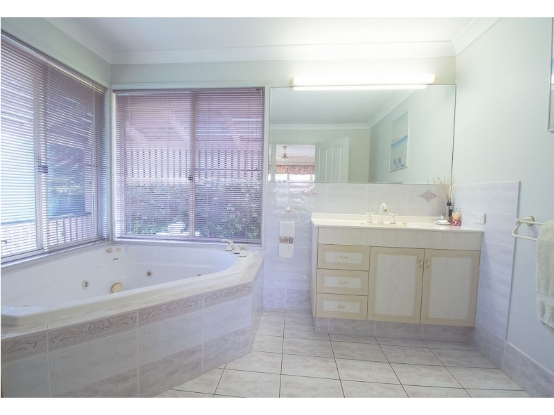 18 Oakhill Crescent, Parkwood QLD 4214