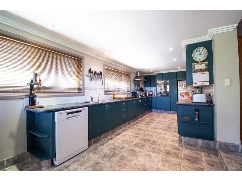 8 Bellara Street, Ashmore QLD 4214