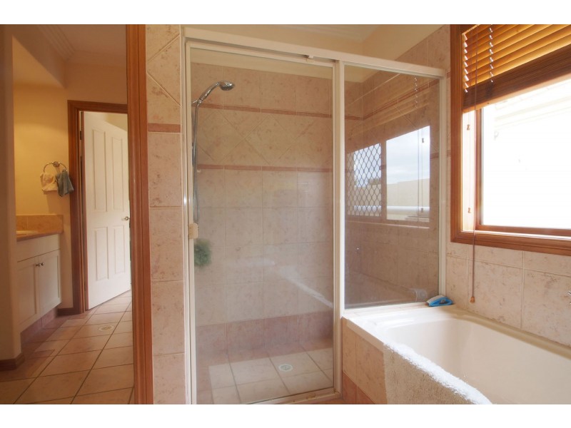 46 Sir Bruce Small Blvd, Benowa Waters QLD 4217