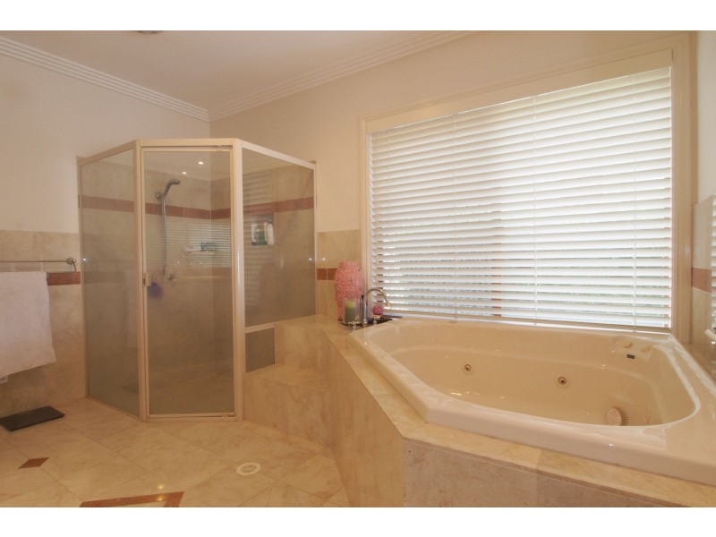 46 Sir Bruce Small Blvd, Benowa Waters QLD 4217