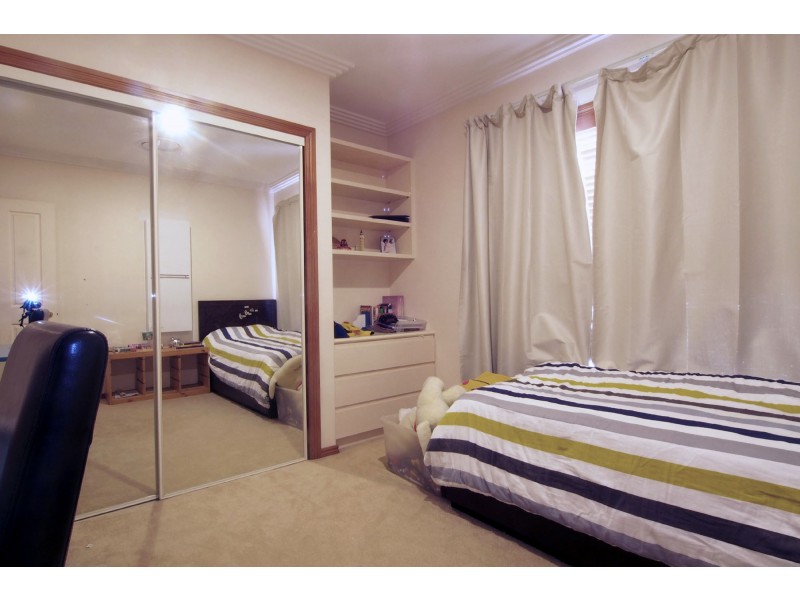 46 Sir Bruce Small Blvd, Benowa Waters QLD 4217