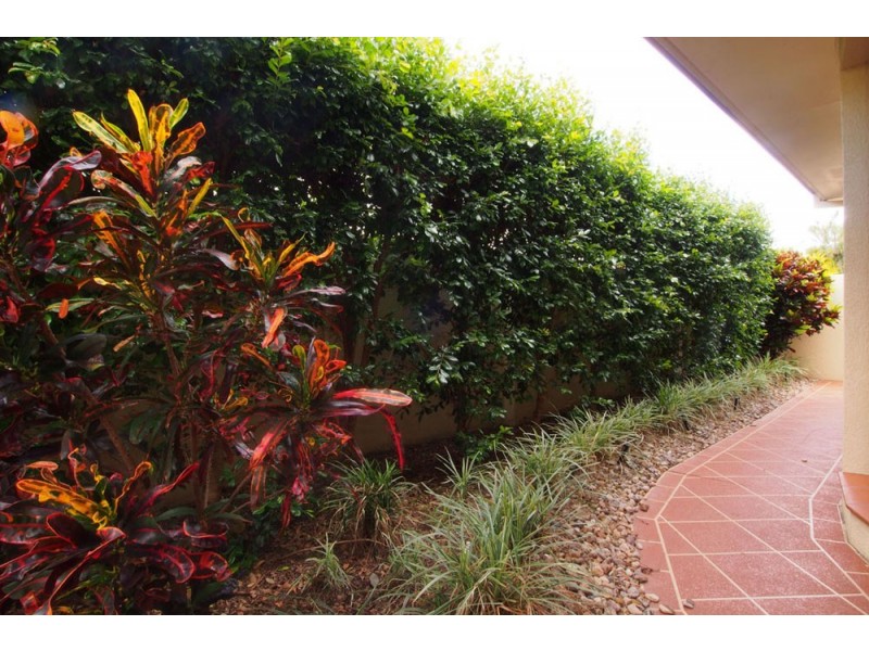 46 Sir Bruce Small Blvd, Benowa Waters QLD 4217