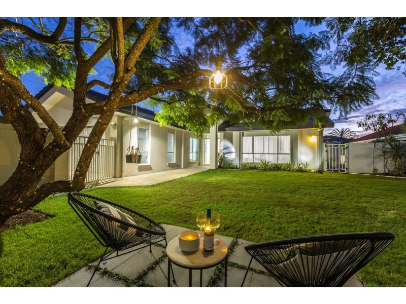 21 Edinburgh Road, Benowa Waters QLD 4217