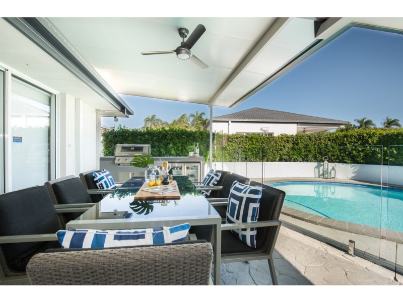 21 Edinburgh Road, Benowa Waters QLD 4217