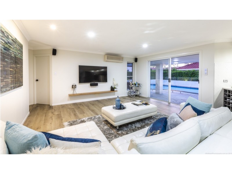 21 Edinburgh Road, Benowa Waters QLD 4217