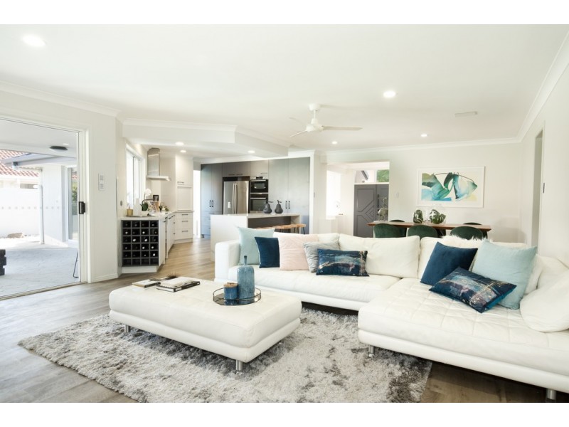 21 Edinburgh Road, Benowa Waters QLD 4217