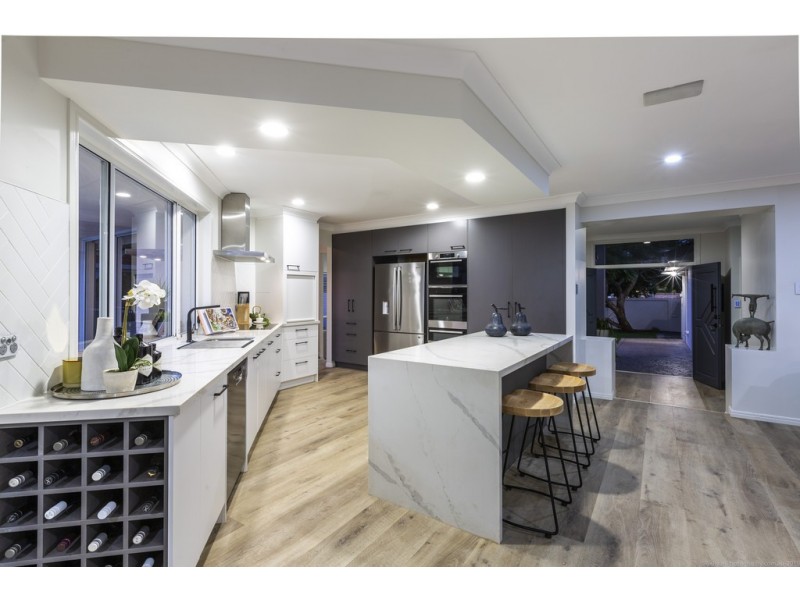 21 Edinburgh Road, Benowa Waters QLD 4217